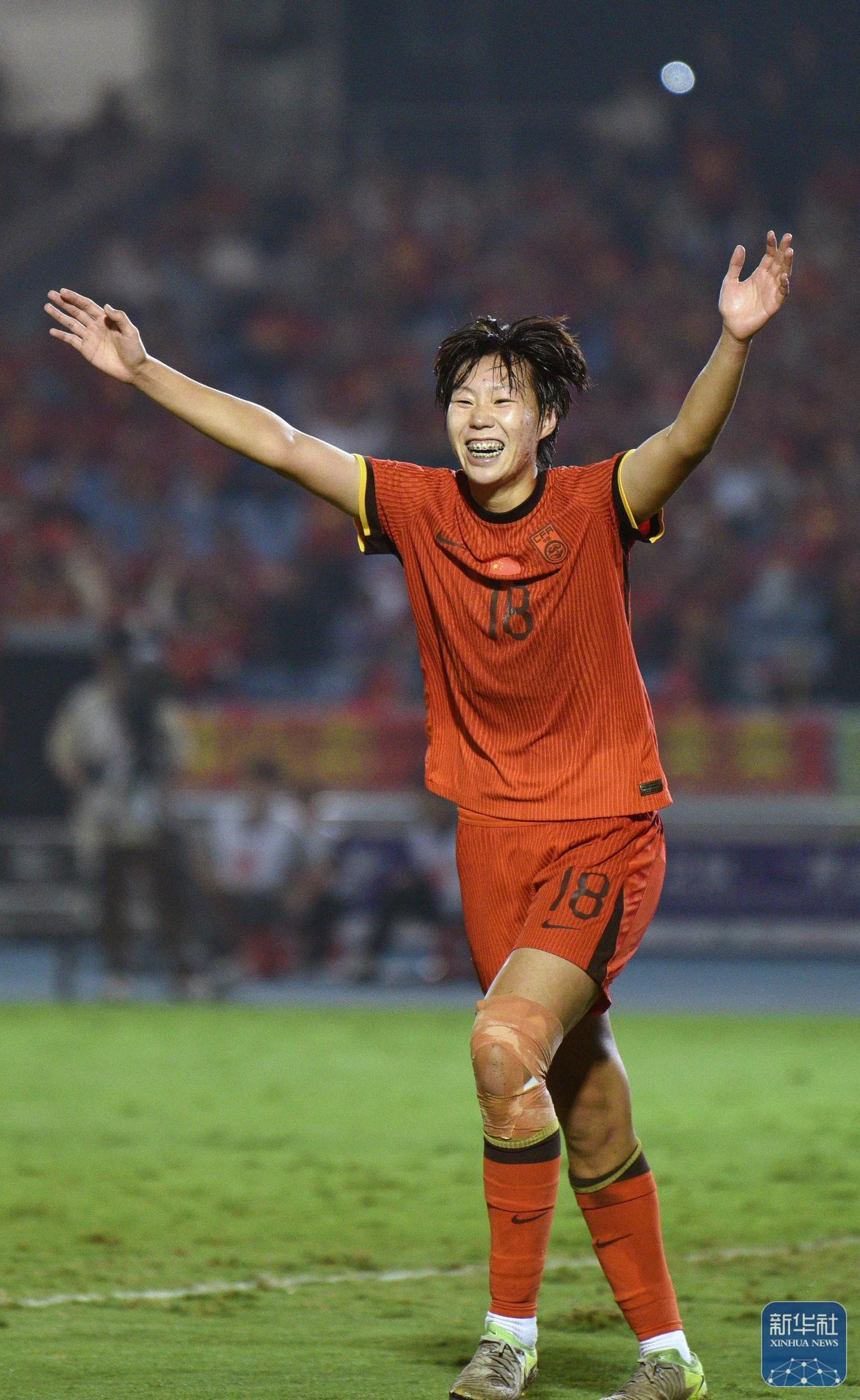 包含国际赛事独家报道：女足国家队斗志昂扬全力以赴的词条