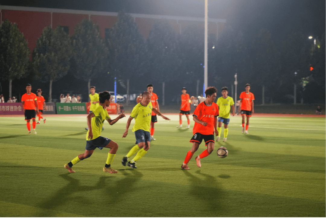 足球联赛的各支球队实力均衡，让比赛更加激烈