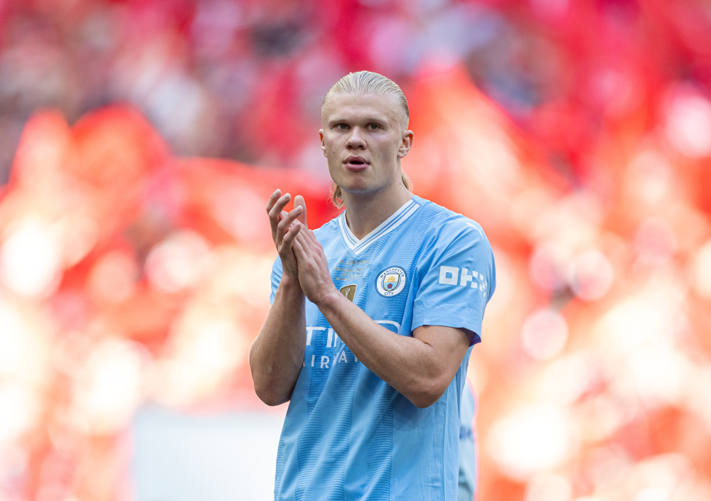 英格兰足球运动员破纪录，创佳绩备受赞誉